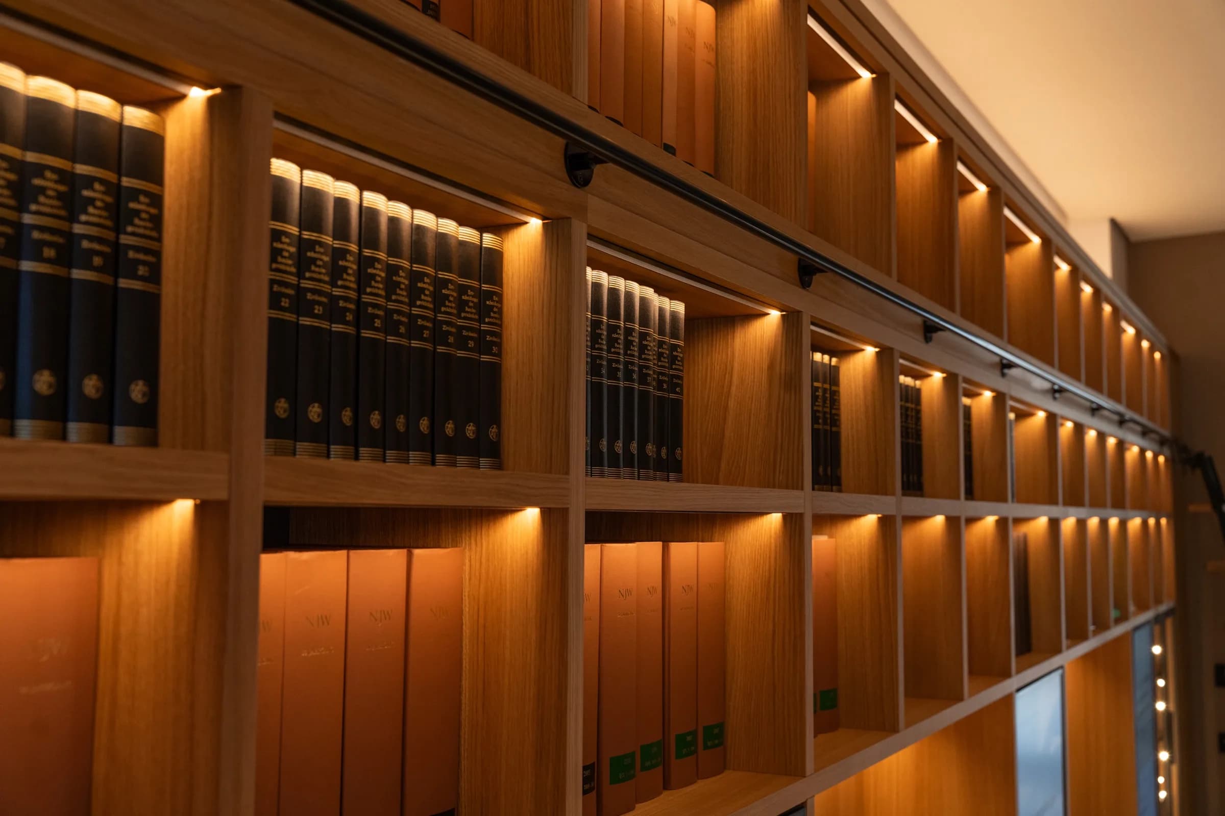 Beleuchtete Regale mit juristischen Fachbüchern